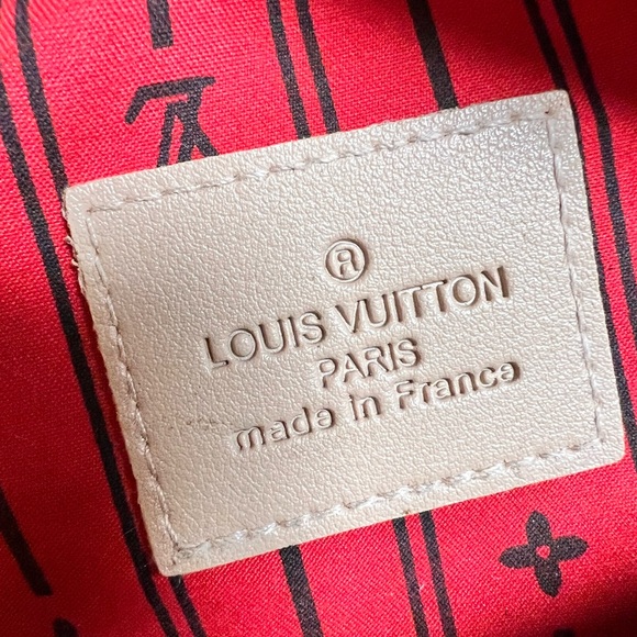 Louis Vuitton Red and Black Striped Interior - Picture 7 of 8